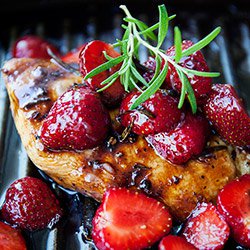Grillowany kurczak z truskawkami i sosem balsamicznym