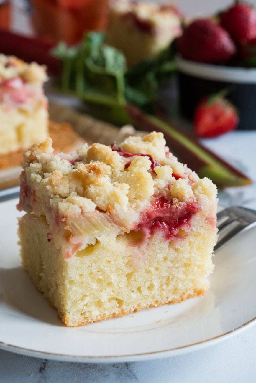 Ciasto z rabarbarem i kruszonką - szybkie i wilgotne!