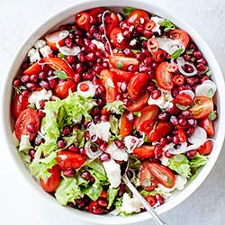 Sałatka z pomidorkami koktajlowymi, granatem i fetą
