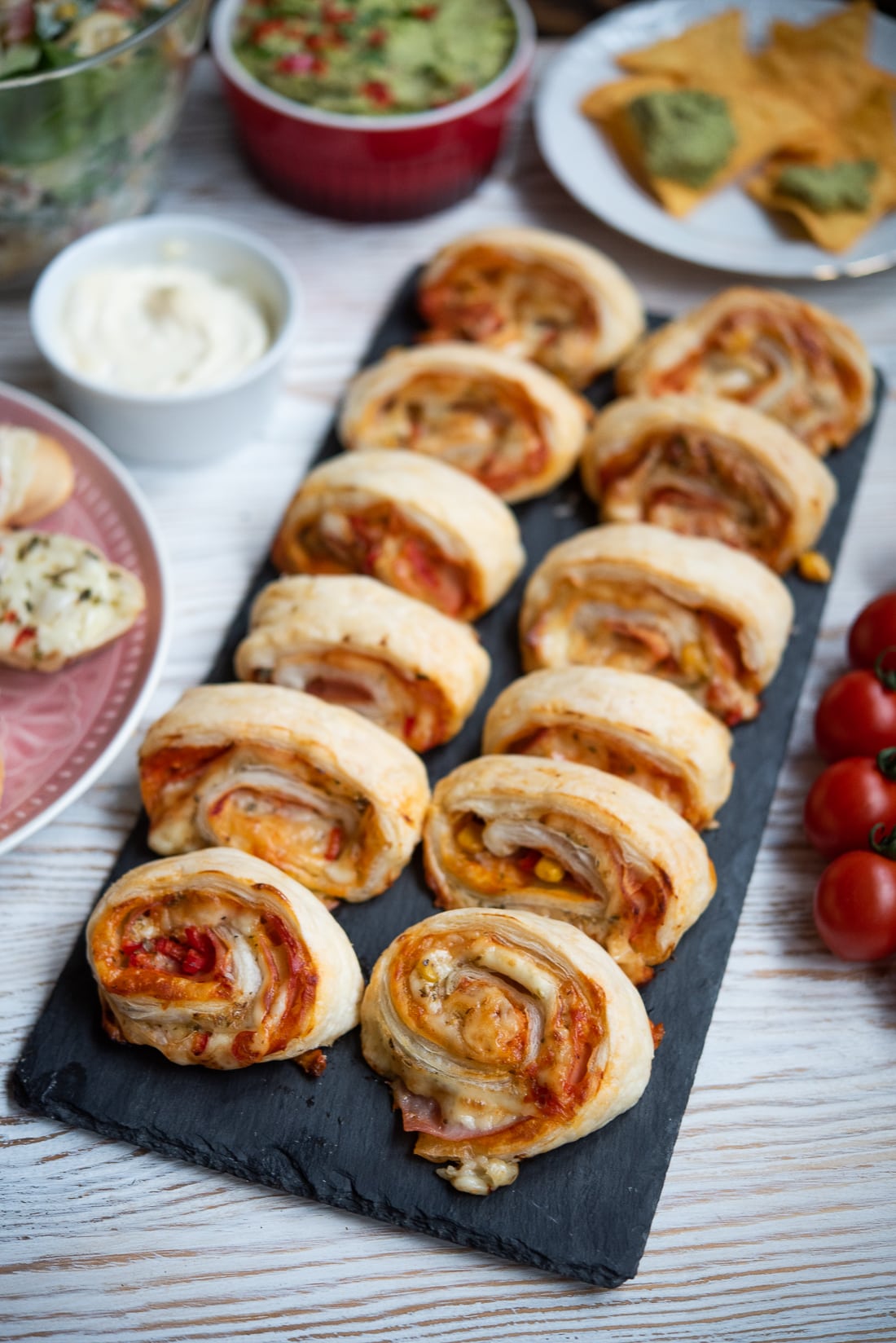 Ślimaczki z ciasta francuskiego z serem i szynką