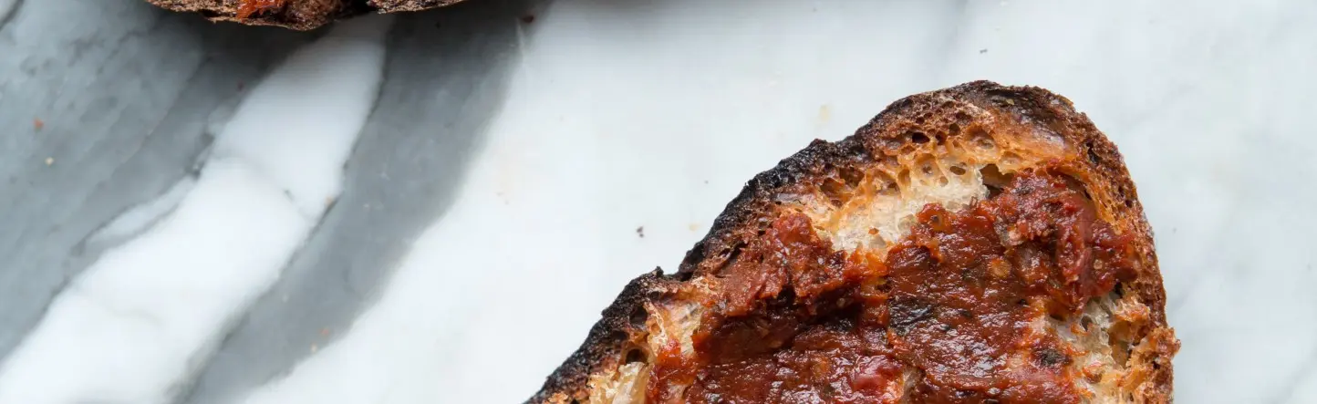 Wędzona pasta z suszonych pomidorów i śliwek