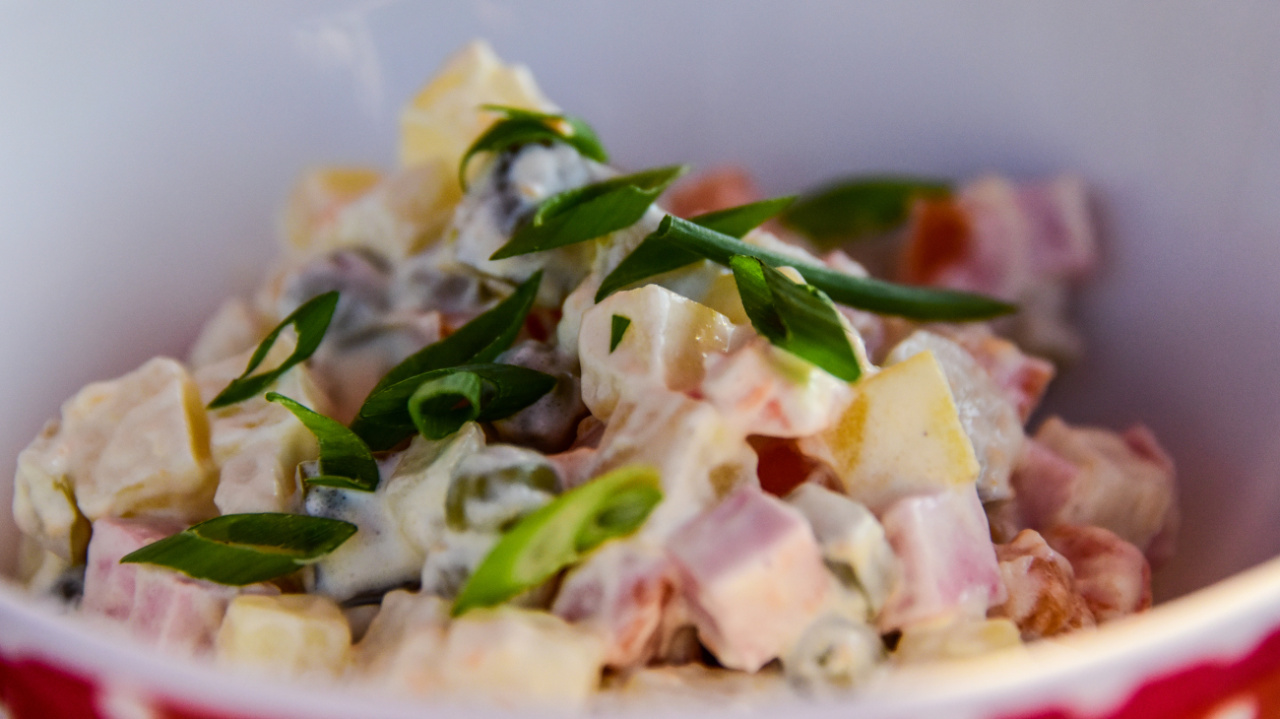 Sałatka z szynką i serem