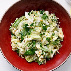 Coleslaw z młodej kapusty, ogórka i bazylii