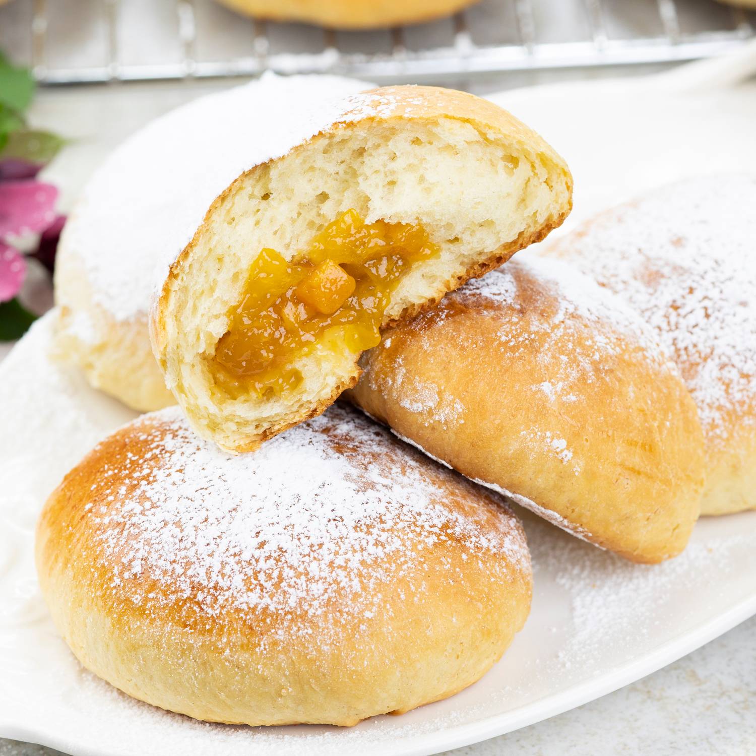 Bułeczki drożdżowe z dżemem