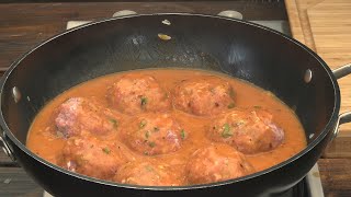 Przepis na pulpety w sosie pomidorowym — wideo