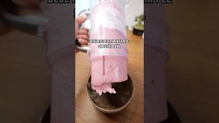 Smoothie z ananasem i sokiem z malin — wideo